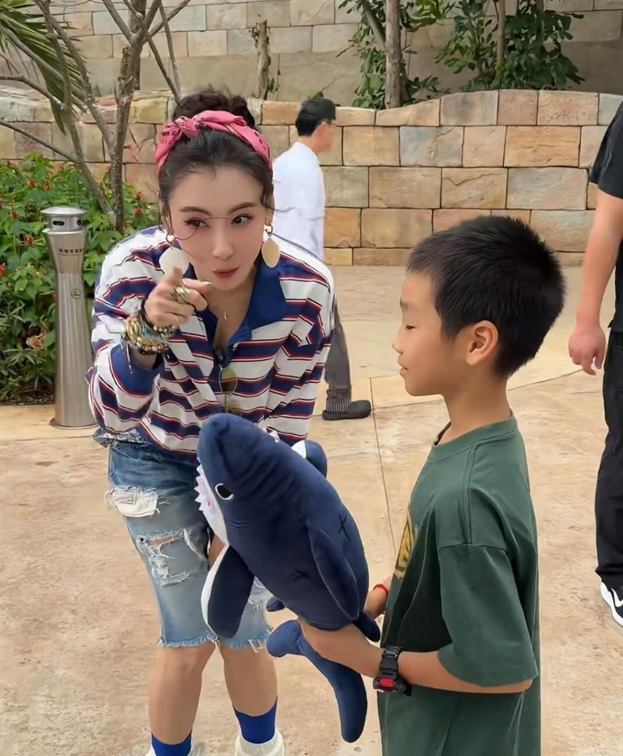 博鱼体育官方网站-46岁张柏芝现身海南三亚度假,她真人好年轻漂亮